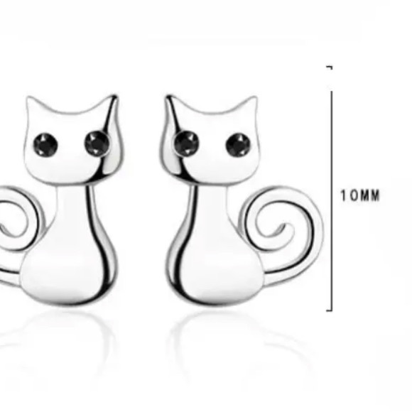 🌟 Cat Stealing Silver Stud Earrings - Picture 4 of 5